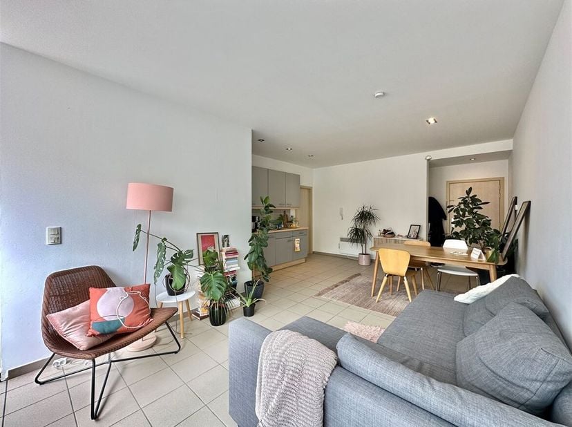 Situation : L'appartement est situé sur l'Italiëlei, à proximité de la Rooseveltplaats et du centre-ville historique. Tous les commerces, les transpor