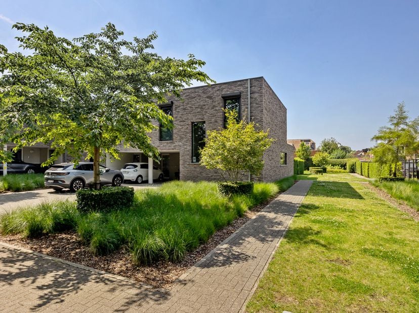 Knappe halfopen bebouwing (2017) met zonnige tuin vlakbij centrum Kontich!<br />
LOCATIE<br />
Uw nieuwe thuis bevindt zich in een rustige nieuwbouwwi