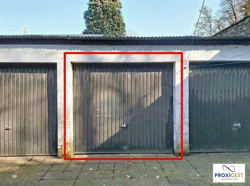 Découvrez ce box de garage idéalement situé le long de la N90, au centre de Sclayn et à seulement 10 minutes d'Andenne.<br />
Box de garage en béton,