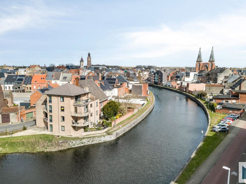 Bent u op zoek naar een appartement met charme én een uniek uitzicht? Dan is dit pareltje precies wat u zoekt!<br />
Op de eerste verdieping wordt u b
