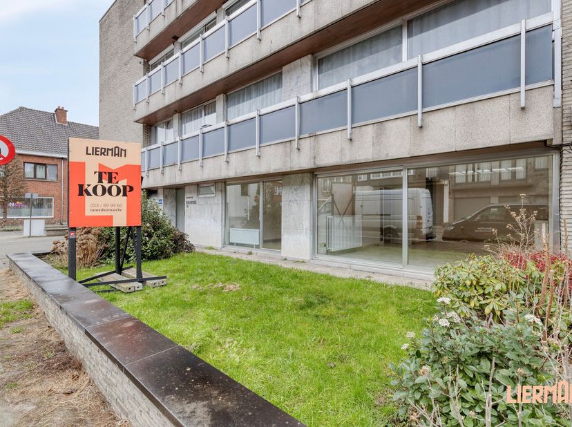 - VERKOCHT -<br />
Bent u op zoek naar een comfortabel gelijkvloers appartement op een absolute toplocatie in Aalst? Dan is dit instapklare 1-slaapkam