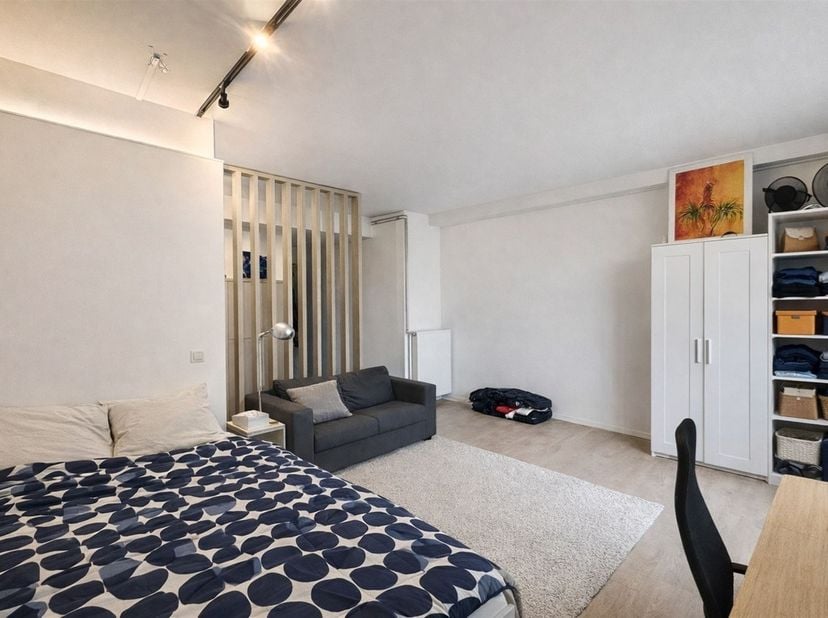 RÉSERVÉ AUX ÉTUDIANTS - STUDENTS ONLY (POUR UNE VISITE, APPELEZ LE +32 384 14 14)<br />
<br />
Situation : Cette chambre d'étudiant est située sur l