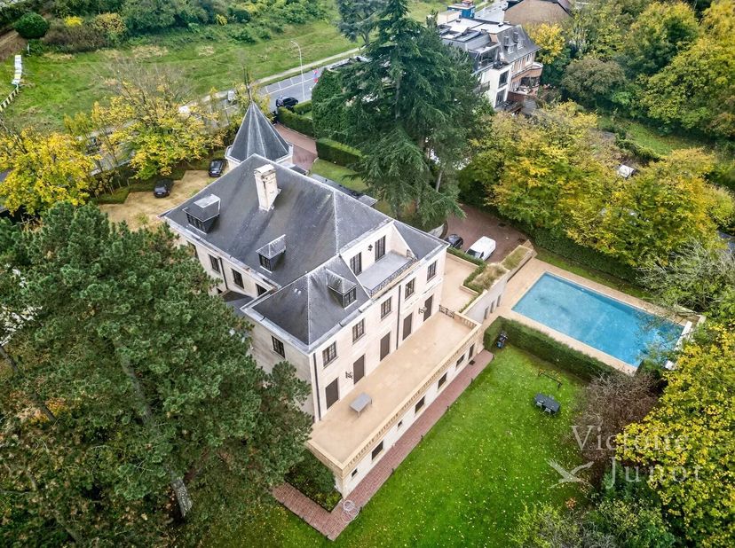 Victoire Junot biedt u in Vorst, aan de rand van een park, in het hart van Brussel, deze prestigieuze en elegante woning in Franse natuursteen aan, ge