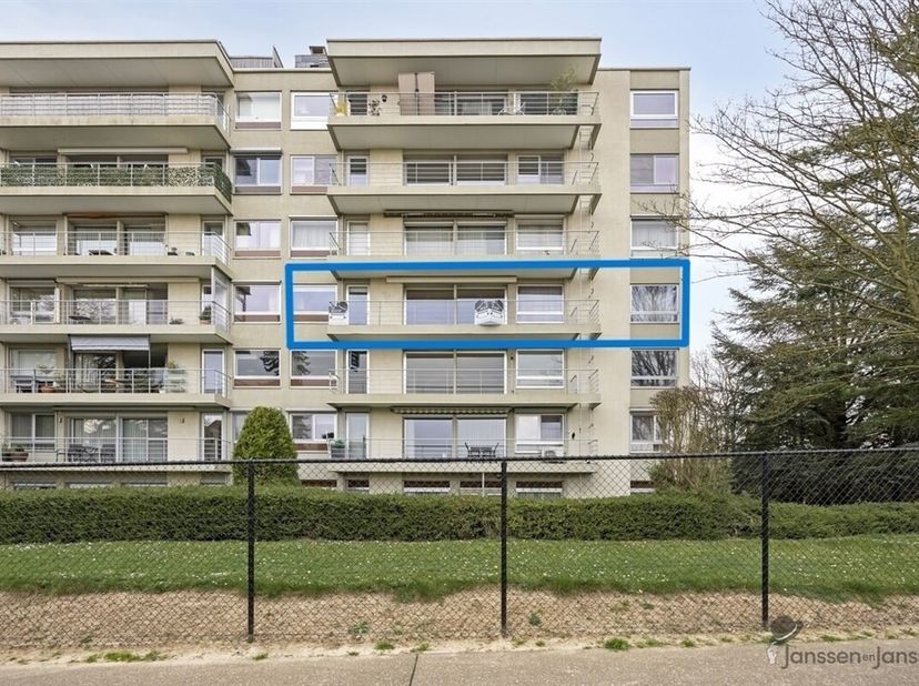 MOOI APPARTEMENT IN RESIDENTIE RUYSDAEL<br />
Ruim appartement met een mooi terras op een boogscheut van de Grote Markt van Sint-Truiden. <br />
De in