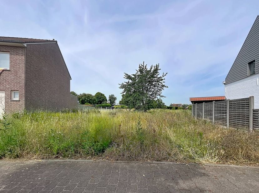 De perfecte basis voor uw woondroom<br />
<br />
Dit perceel is bestemd voor het oprichten van een halfopen bebouwing. Dankzij de aanzienlijke diepte
