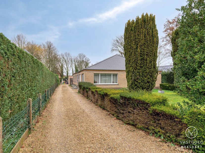 Deze charmante halfopen bungalow bevindt zich in een doodlopende straat in een groene en bijzonder rustige omgeving. De woning ligt vlak bij de fietsr