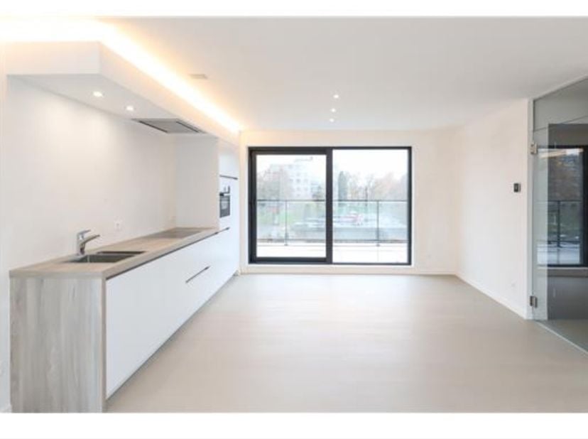 1-slaapkamerappartement met terras, ondergrondse parkeerplaats, kelderberging en parkeerplaats voor het gebouw.<br />
<br />
Lichtrijk 1-slaapkamerapp