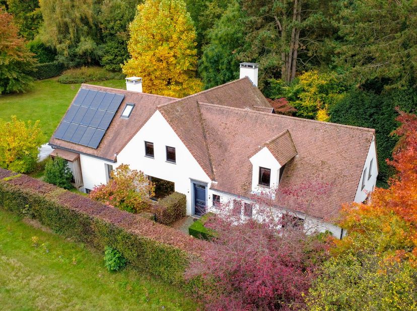Gelegen in een residentiële, rustige laan, combineert deze gerenoveerde (2013, 2021) en goed onderhouden villa ruimte en moderne comfortvoorzieningen,