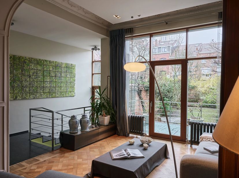 Gelegen op een van de meest gewilde adressen in Brussel, combineert dit prachtige 428 m² grote herenhuis (bron PEB), vlakbij Place Brugmann, authentie