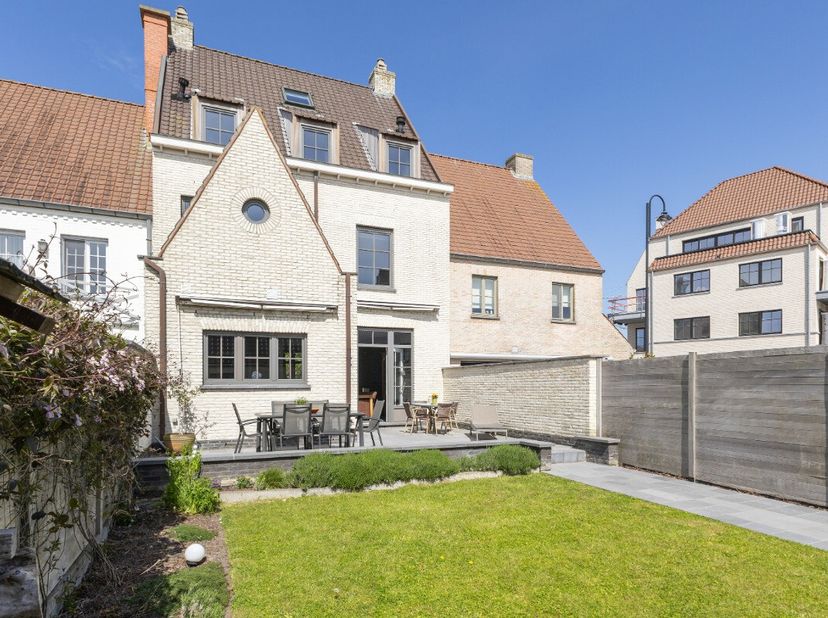 Heist: Zeer ruime en instapklare woning te koop met zonnige tuin en garage in Heulebrug te Knokke-Heist.Bent u op zoek naar een ruime woning aan de ku