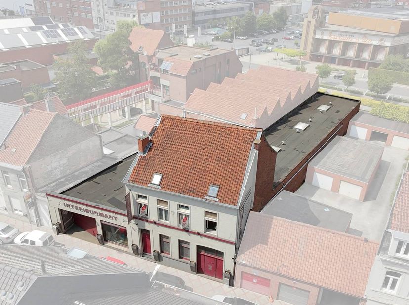 In de Stationsstraat staat dit unieke handelspand met woonst te koop in Izegem. Dit karaktervolle bedrijfsvastgoed biedt uitstekende mogelijkheden om