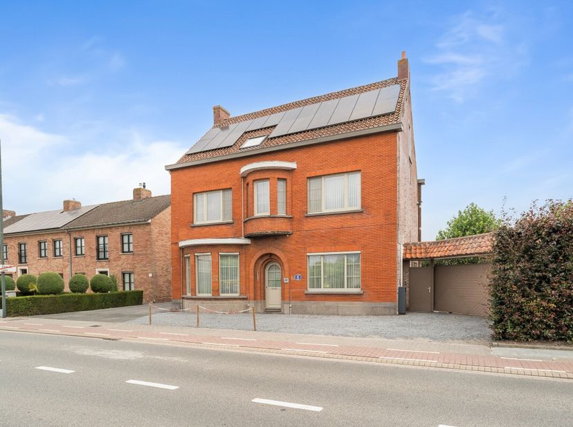 Spacieuse maison 4 chambres à vendre à Wielsbeke Cette maison de caractère construite au XIX siècle, située le long de la Rijksweg à Wielsbeke, allie