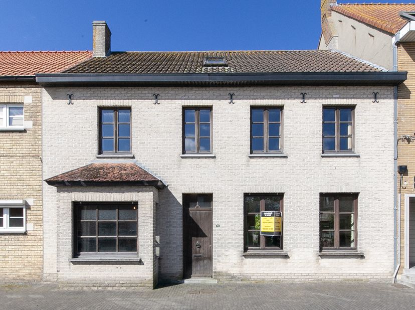 CHARMANTE RIJWONING MET TUIN gelegen te Veurne (Houtem), Dorpsstraat 4, met garage met automatische poort toegankelijk via de Westmolenstraat. <br />