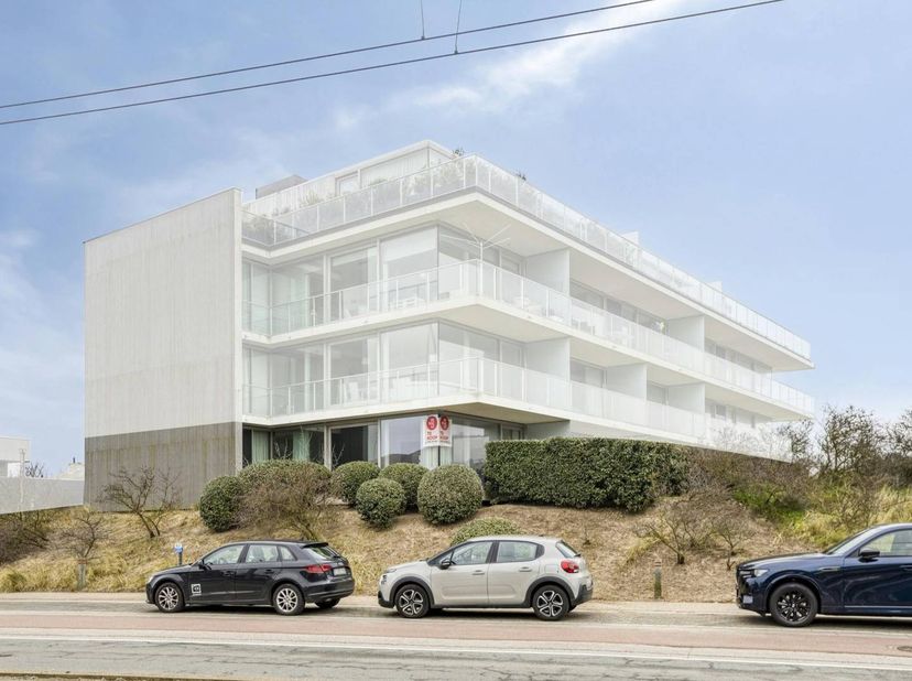 In de Rietveld-residentie Jean Prouvé te Sint-Idesbald (Koksijde) vinden we dit modern appartement (93 m²) met 2 slaapkamers en mooi terras (16 m²) te