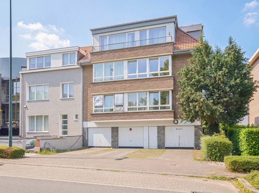 Maxime Real Estate vous présente cet appartement 2 chambres entièrement rénové avec belle terrasse.<br />
Situé à proximité du parc Parmentier, transp