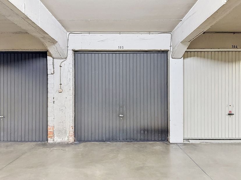 !! Exclusivité Pulse Property !! Quartier Avenue Van Overbeke - Garage Box fermé avec porte basculante - Longueur: 5.35m - Largeur 2.55m - Libre d'occ