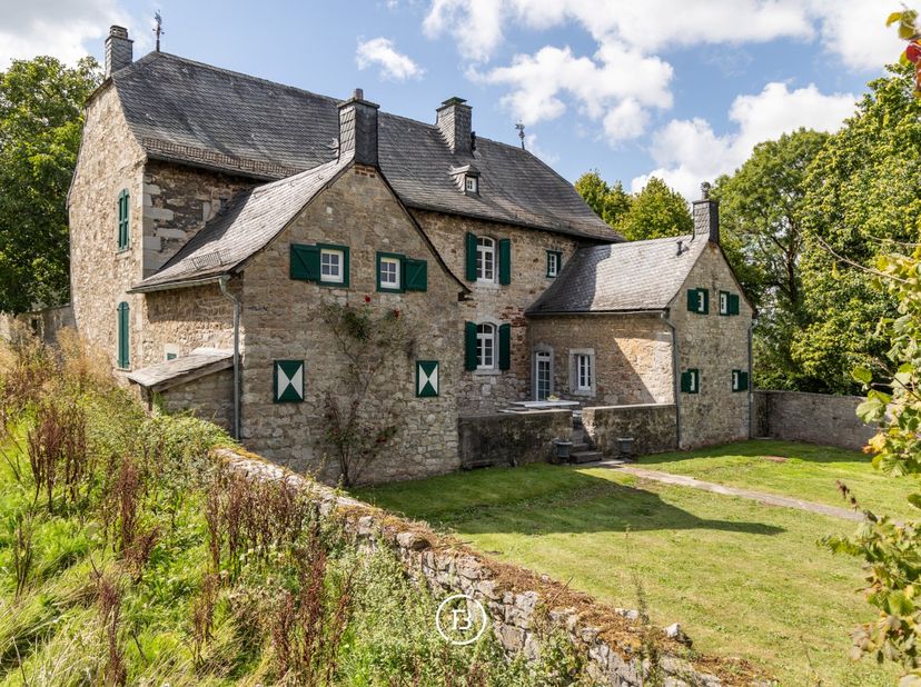 Gelegen in het mooie Raeren, op slechts enkele minuten van Eupen en Aken, vinden we ‘Haus Bergscheid’, een schitterende historische woning volledig op