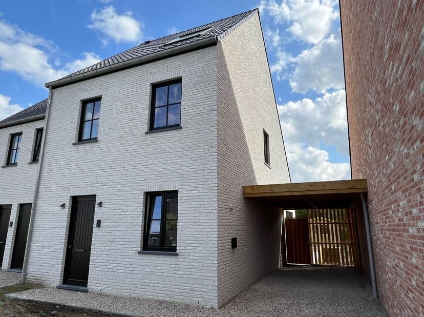 Maison neuve à louer dans un tout nouveau lotissement à Jabbeke. Maison neuve prête à emménager, située dans un endroit calme et central. La maison co