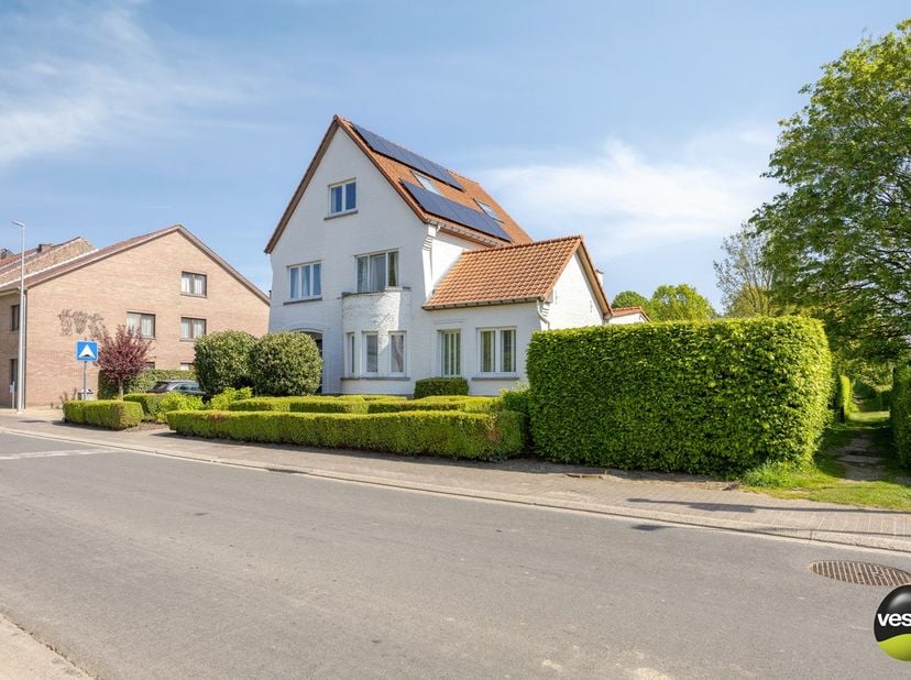 Karaktervolle landelijke villa met polyvalente praktijkruimte op uitzonderlijk perceel van 31a65 in Rijkhoven<br />
<br />
In het groene en rustige Ri