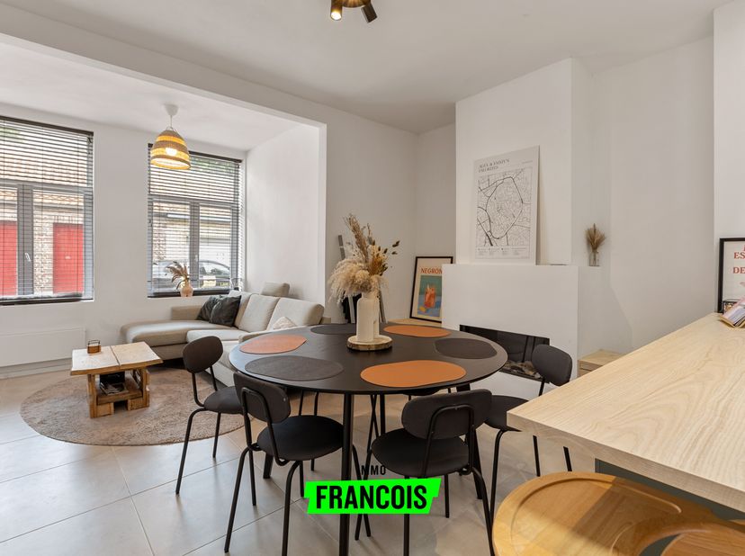 Cette charmante maison de ville est située dans une rue calme au cur de Bruges et a été récemment entièrement modernisée. Au rez-de-chaussée, vous ent
