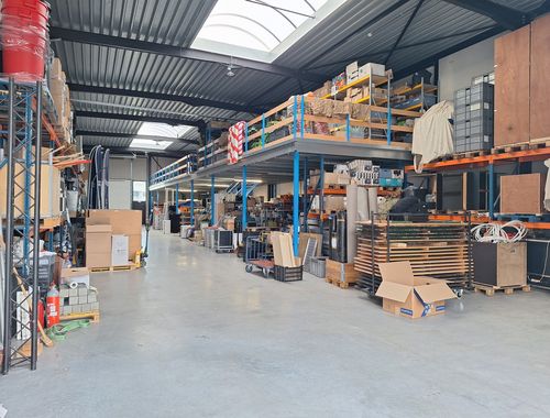                                         Magazijn zonder bureel te huur in Beveren, € 1.950
