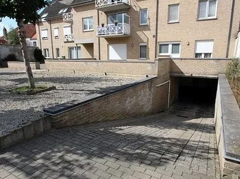 1 ondergrondse garage te huur in de Dorpsstraat 57. Beschikbaar 1/08/2026. Verlichting in garage voorzien. EPC waarde:/ UC:/ Huurprijs 85 euro/mnd