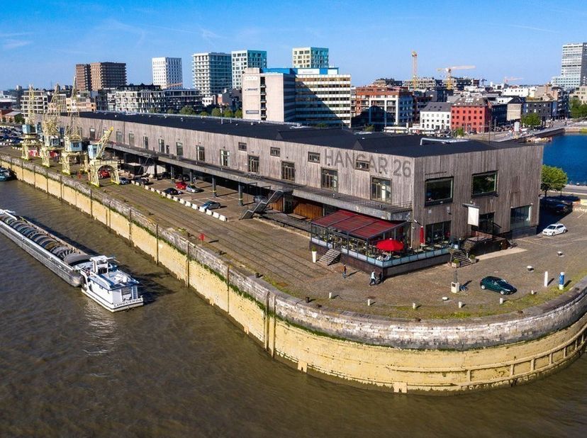 910m² kantoorruimte op 1ste verdieping van Hangar 26<br />
Ligging: Waaslandtunnel op 1,5km; tramhalte op 190m; aan het Eilandje<br />
<br />
Specific