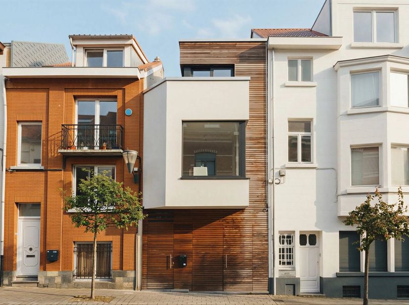 Victoire-Junot presenteert dit charmante passieve woning van ongeveer 75 m², volledig gebouwd in hout in 2019. Het bestaat uit een woonkamer/eetkamer
