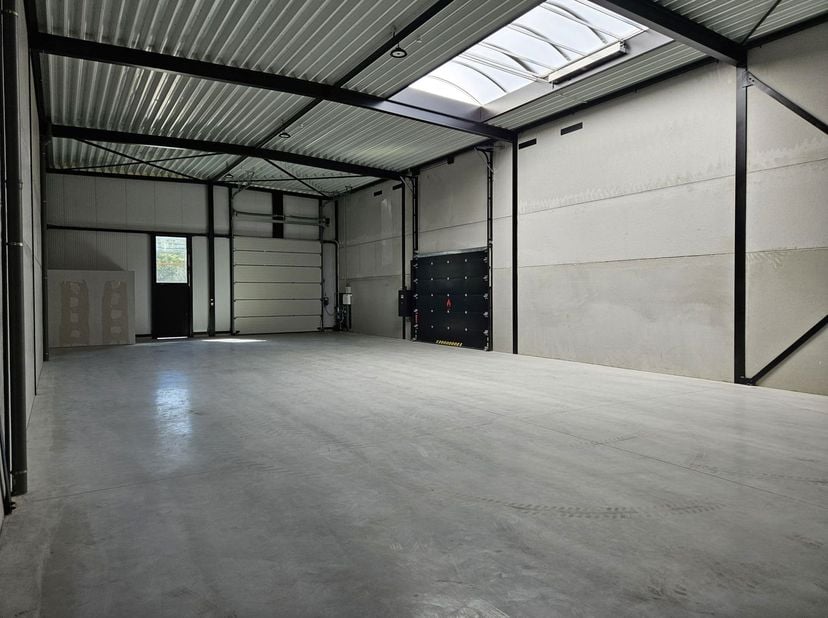 KMO-unit van 290m² te huur in Hasselt.<br />
Deze unit is gelegen op de RECOR site. De locatie spreekt voor zich. Onmiddelijk beschikbaar.<br />
Kenme