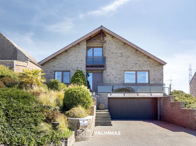 VALIMMAS verkoopt deze zeer ruime en welgelegen alleenstaande villa op ± 20 are, met dubbele garage en grote tuin....    <br />
<br />
Het gelijkvloer