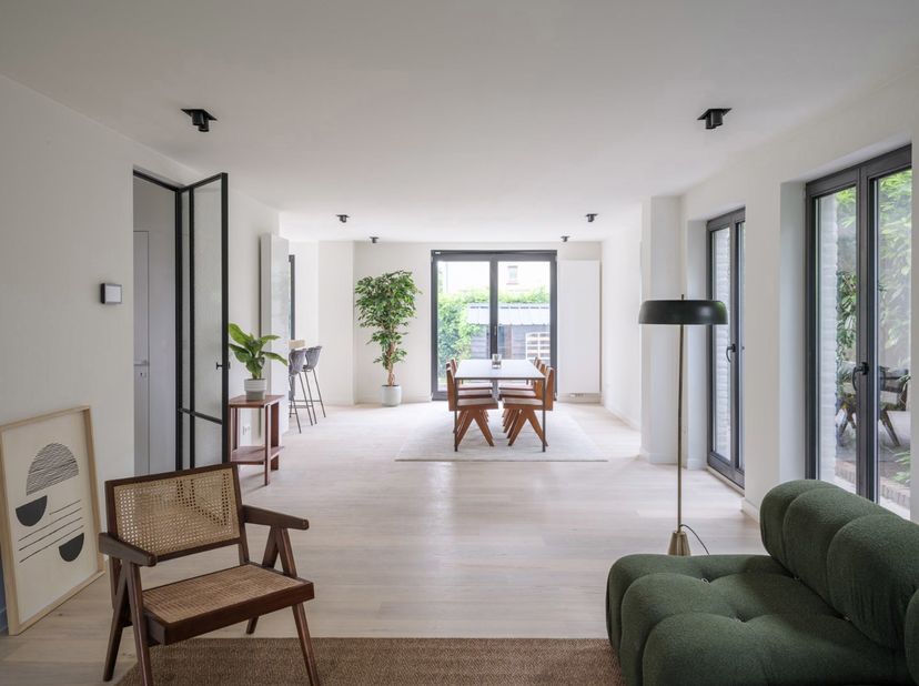 In een rustige, rustige woonwijk in De Pinte staat deze alleenstaande woning, omringd door het groen.<br />
De ruime inkomhal met apart gastentoilet v
