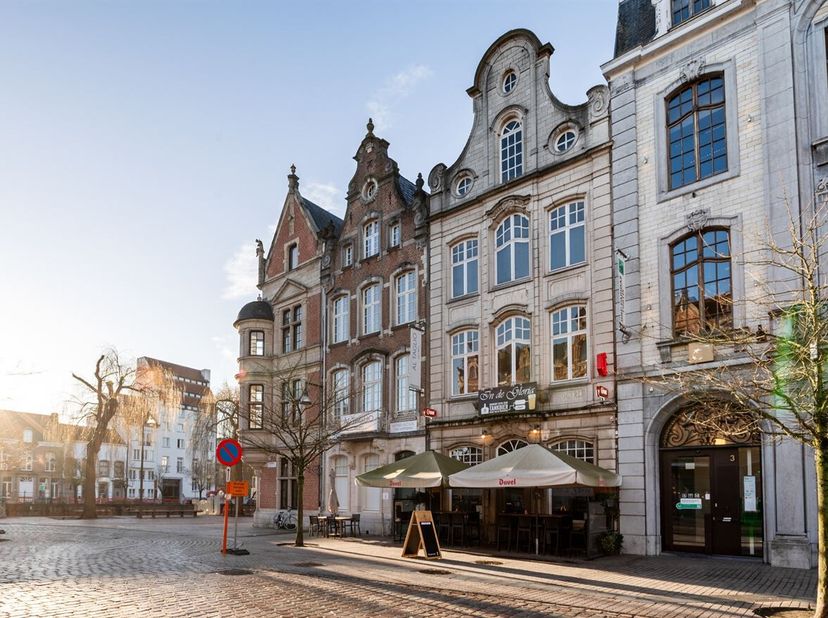 Gelegen op de Grote Markt, bevindt dit karaktervolle pand zich in het absolute hart van Lier, omringd door historische charme en horeca. Deze topliggi