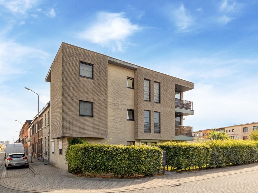 Op een rustige en tegelijk centrale ligging bevindt zich dit instapklare hoekappartement, waar licht, ruimte en wooncomfort mooi samenkomen. Dankzij d