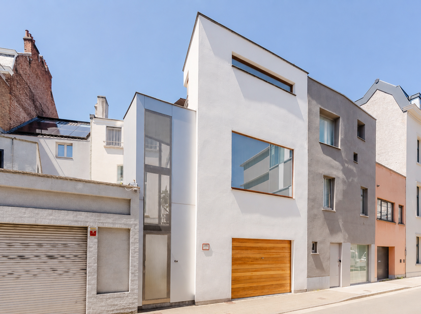 Ligging<br />
Gelegen in de Gebroeders Vandeveldestraat en de Sint-Martensstraat aan de Oude Houtlei te Gent. Een makkelijke verbinding met het openba