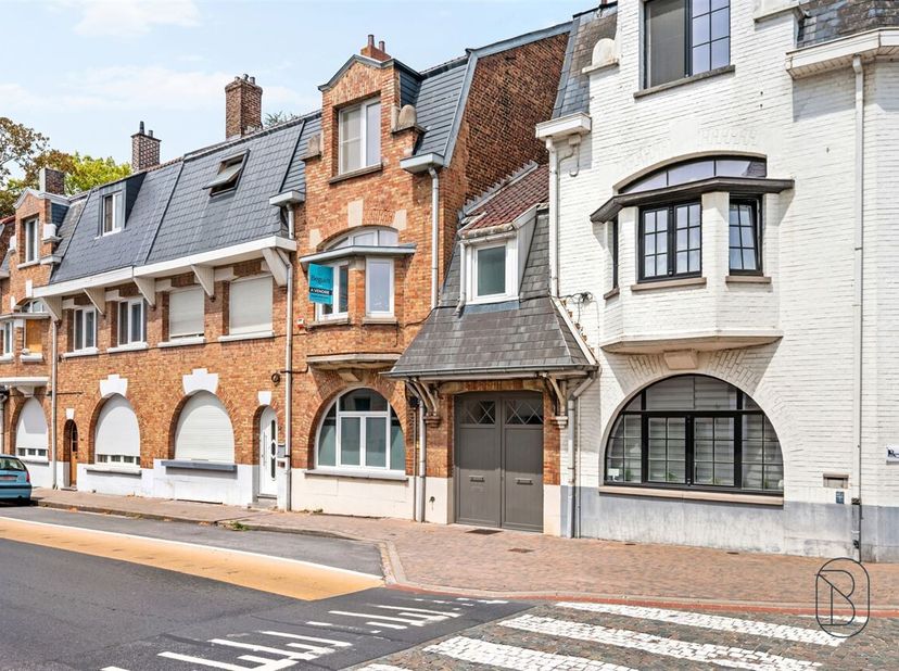 Te koop: instapklare karaktervolle woning met 4 grote slaapkamers en tuin nabij centrum Ronse. <br />
Op een centrale ligging nabij het centrum van Ro