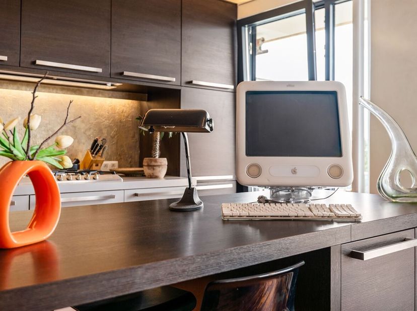 Ligging:<br />
Dit exclusief totaal gerenoveerde appartement geniet van een topligging op de gegeerde Fruithoflaan met een uitstekende Mobiscore. Wink