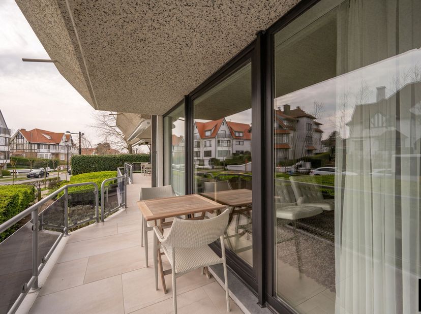 Een uitzonderlijk en exclusief appartement van ca. 300 m² met een brede gevel van 16 m en een prachtige privatieve tuin. <br />
Dit luxueuze tuinappar