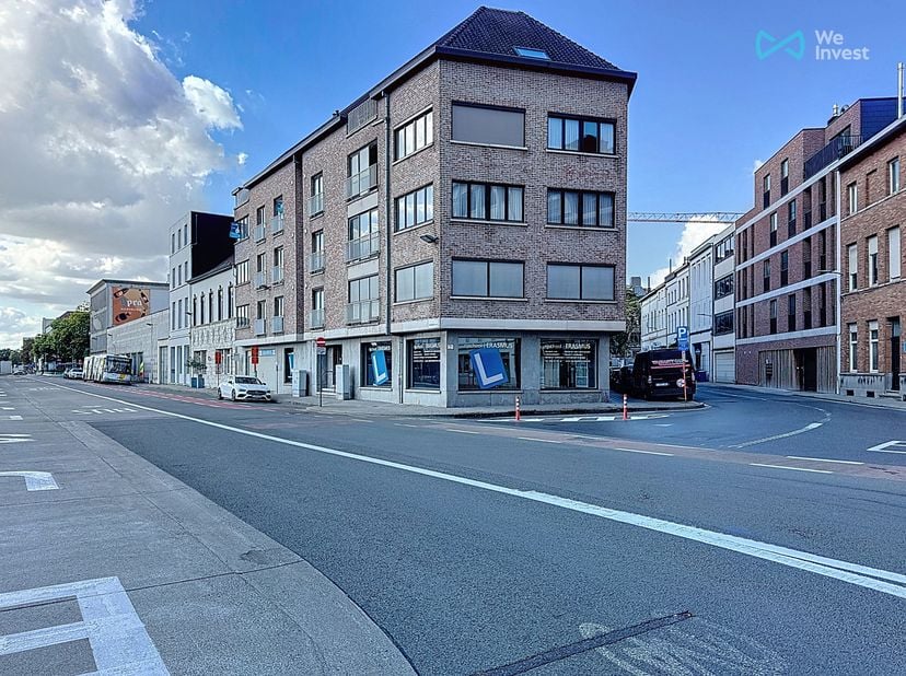 Parkeerplaats in het centrum, vlakbij het station en het Schouwburgplein.<br />
Afmetingen: 2.75m x 5.15m.