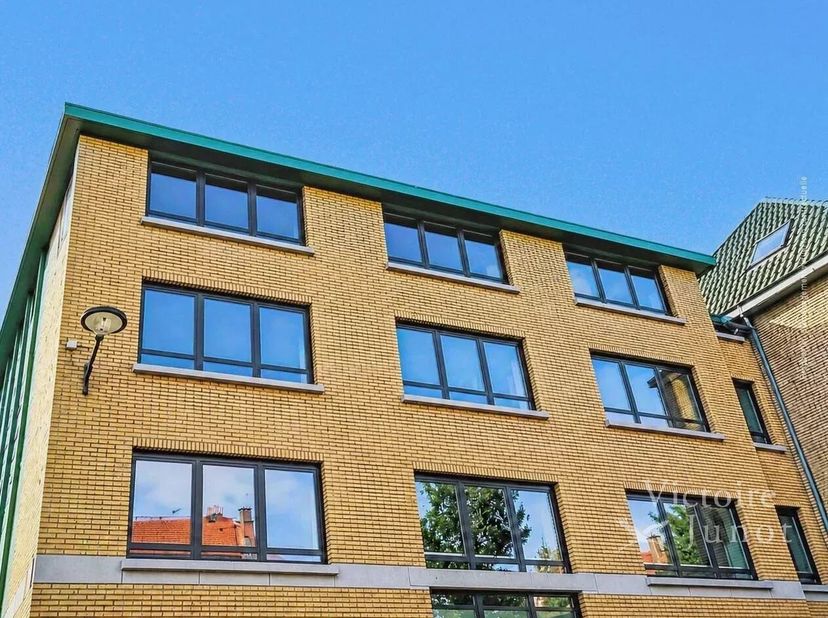 Victoire Junot stelt hier een 1 SLPK appartement van 74 m² + balkon. Het appartement is als gevolg :<br />
Inkomhal met gastentoilet en wasruimte - Mo