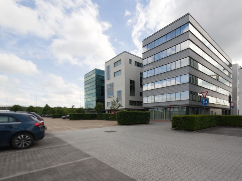 Kantoorruimte te huur met een oppervlakte vanaf ca. 453m² tot ca. 1.359m² op topligging in Roeselare.<br />
Gelegen op het Westwing park in Roeselare.