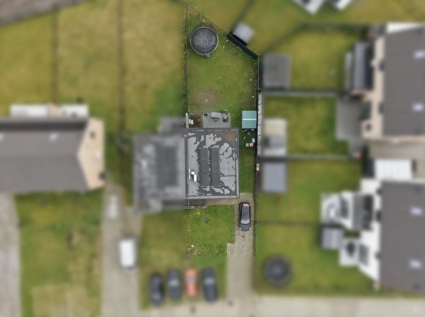 Deze recente woning bevindt zich in de rustige en groene verkaveling “Munstergaarde” in Munsterbilzen, een deelgemeente van Bilzen-Hoeselt. Dankzij de