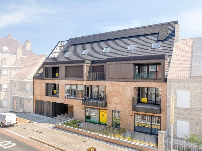 Ruim dakappartement met twee terrassen Dit lichtrijke appartement maakt deel uit van het project Zuydpoort in Veurne. Indeling: De leefruimte bestaat