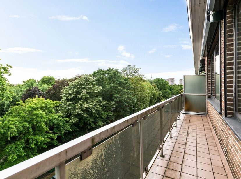 Welkom in jouw nieuwe thuis! Dit appartement bevindt zich op een bruisende locatie in Merksem, waar het dagelijkse comfort centraal staat. Winkels, sc