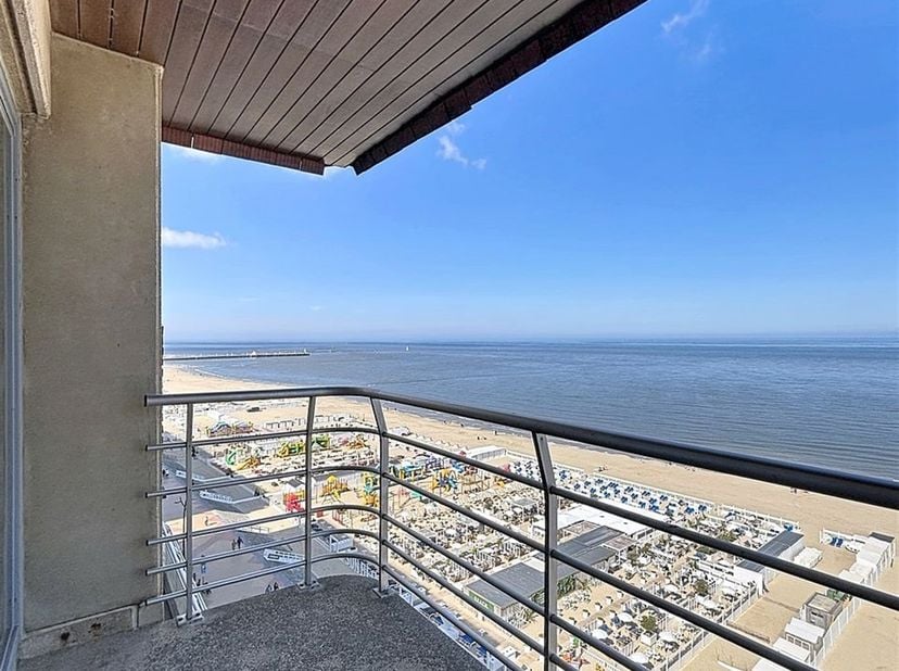 Op de Zeedijk in Blankenberge bevindt zich deze studio van 42 m² op de bovenste verdieping van de residentie Holiday Suites, met een prachtig panorami