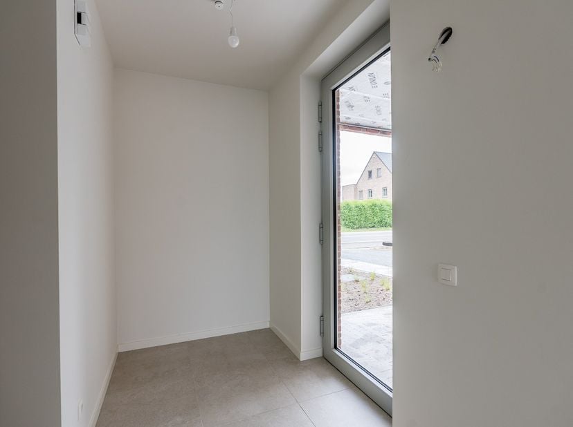 Deze woning is gunstig gelegen nabij het centrum van Mol-Sluis, op fietsafstand van lokale winkels, het station en het centrum van Mol. Je geniet hier