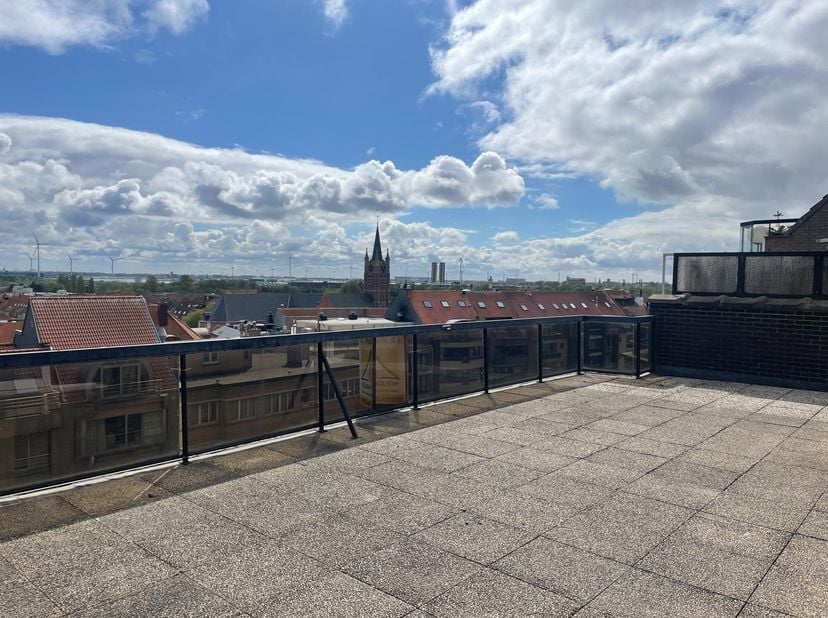 Woonappartement met 2 prachtige terrassen.&amp;nbsp; Het terras&amp;nbsp; vooraan is volledig gesitueerd aan de zonnekant.<br />
De keuken is ingericht en ver