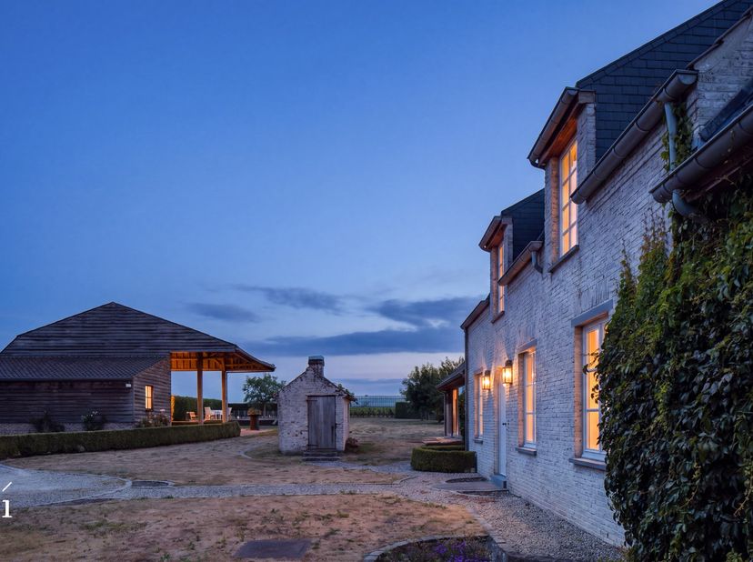 "Grand cru in eigen tuin"<br />
De oorspronkelijke woning werd in 1850 opgetrokken op een ruim perceel van 4.700 m². In 2009 onderging de woning een g