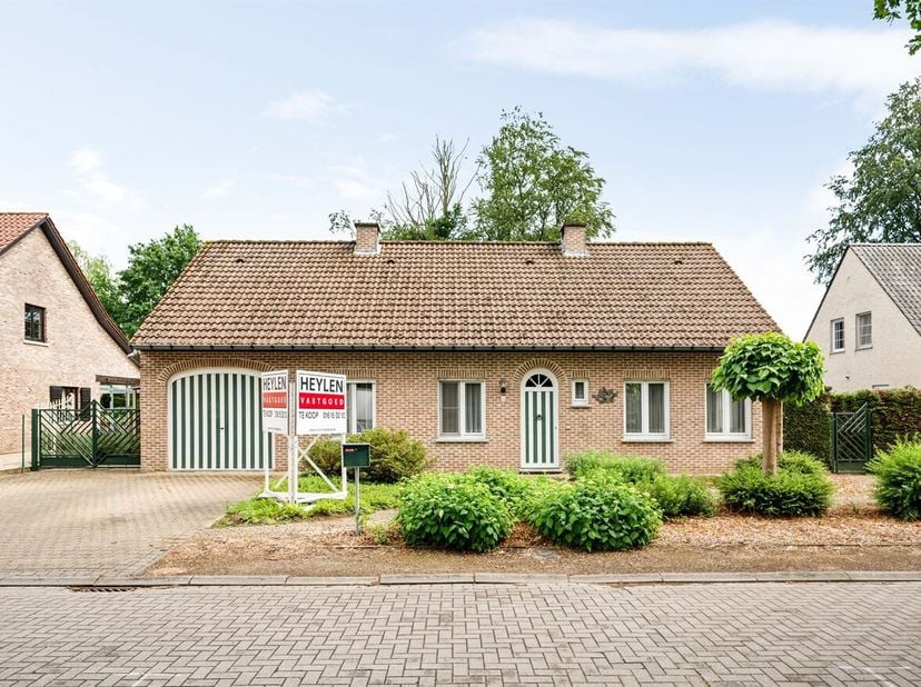 Gelegen aan de Dennelaan 45 in Averbode bevindt deze ruime woning zich in een rustige woonomgeving met vlotte verbindingen naar Diest, Aarschot, Leuve