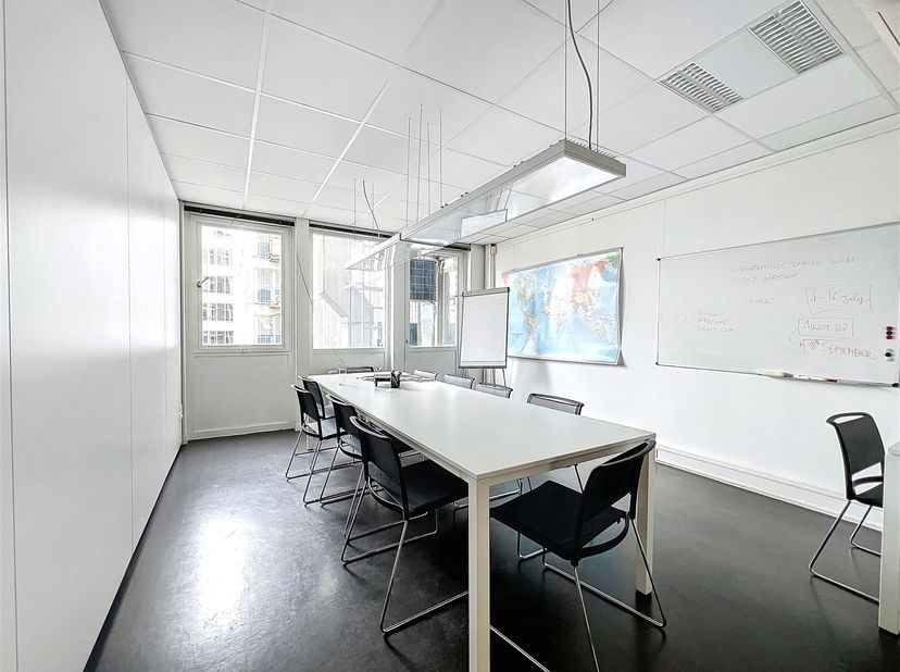 Arts-Loi- Superbe plateau de bureaux meublé de +/-240m² au 4e étage avec ascenseurs composé comme suit : un espace lounge/accueil, 6 espaces bureaux f