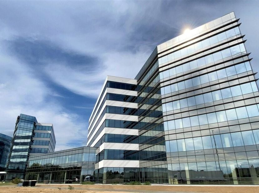 1110m² landschapskantoren op 1e verdieping in blok B fase I (opsplitsbaar in 2 delen)<br />
Ligging: op zichtlocatie langs E40 (uitrit 9 - Erembodegem